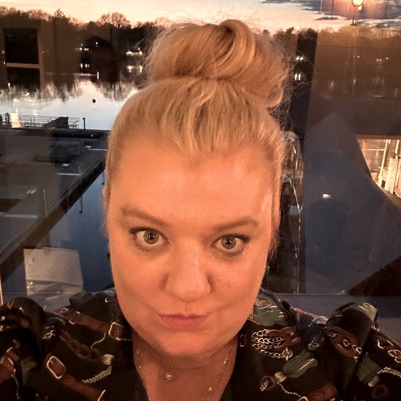 Meet your Posher, Ashley - Picture 2 of 3